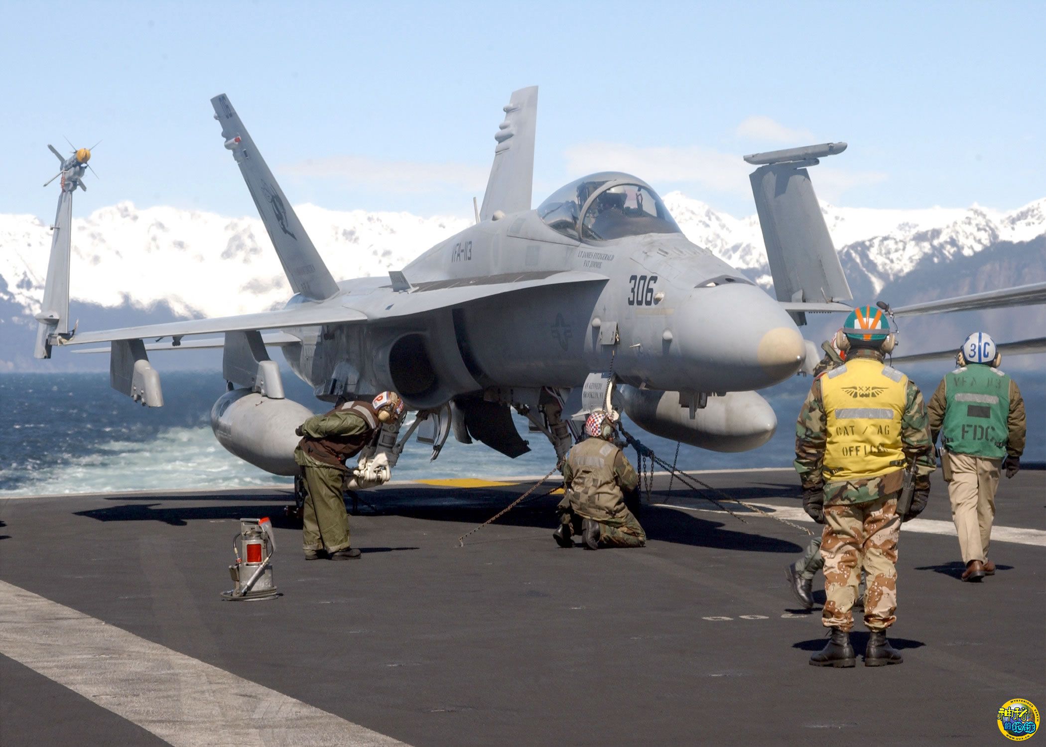 美国航空母舰甲板上的地勤