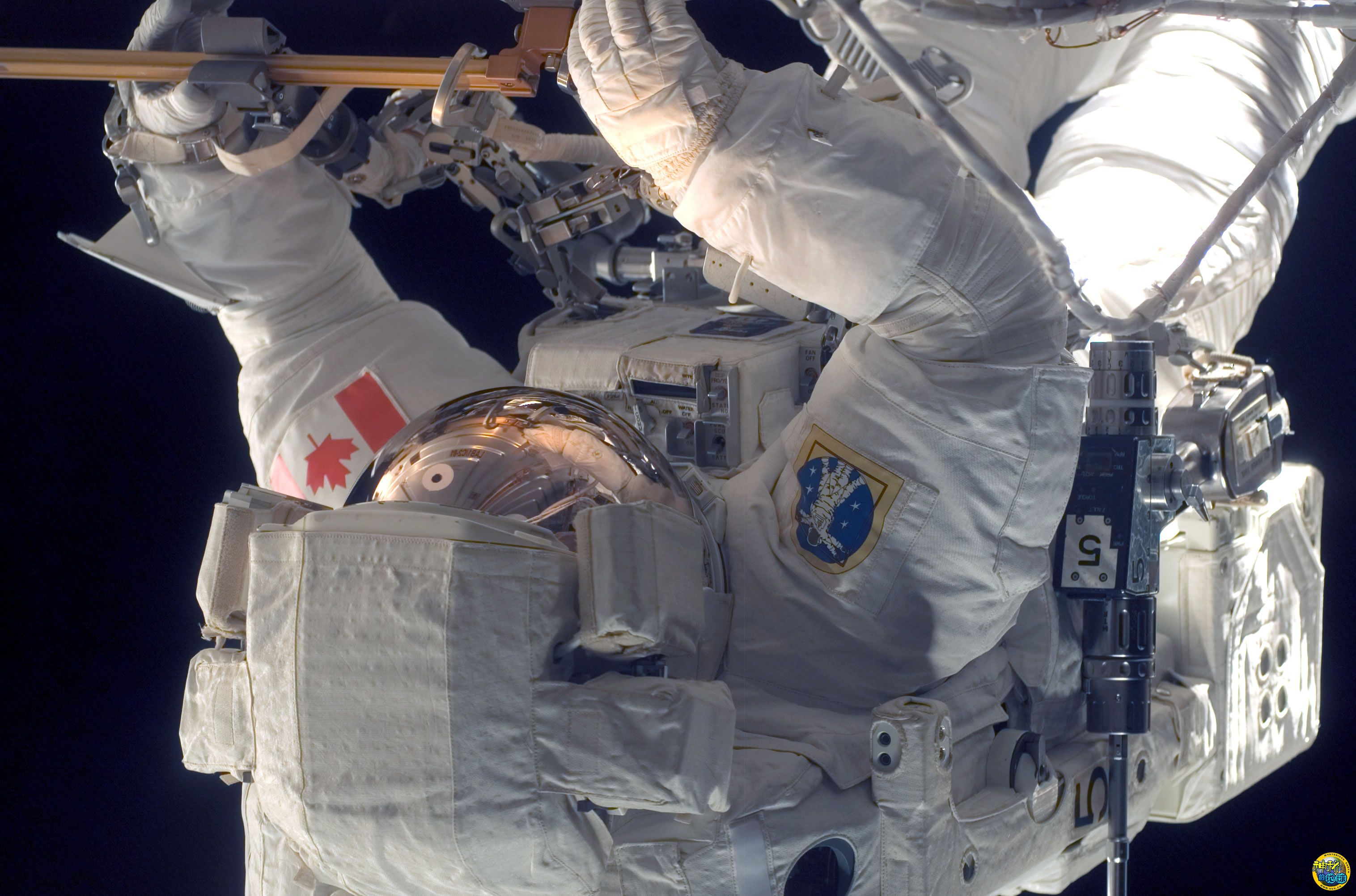 STS-118任务宇航员的第四次太空行走 - 神秘的