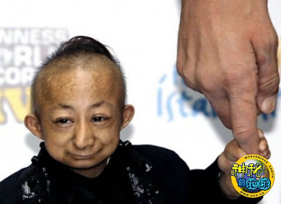 世界上最高的人与最矮的人同台亮相 - 神秘的地