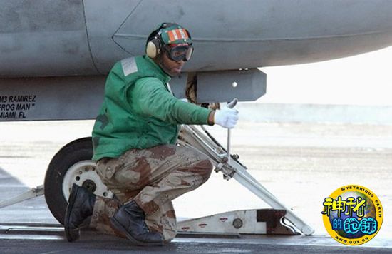 美国航空母舰甲板上地勤人员的手势语 - 神秘的