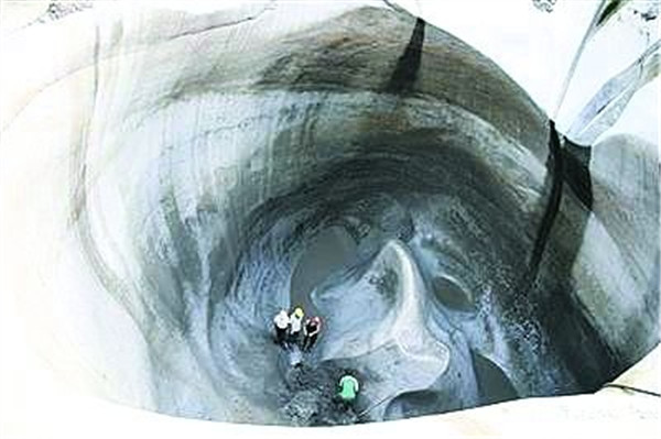 北京市延庆县公路边的白龙潭冒出神秘巨型大