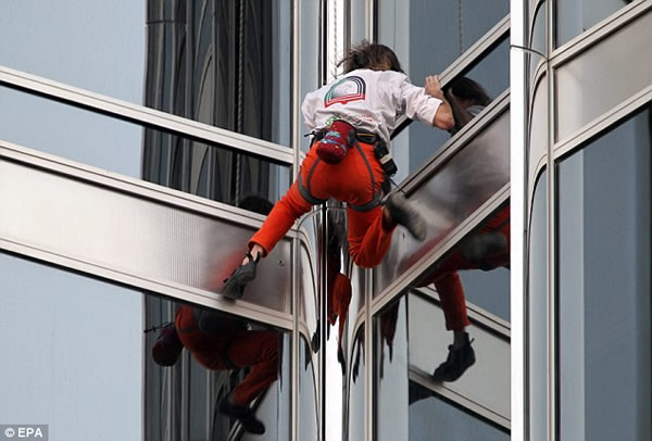 蜘蛛侠成功登顶世界第一高楼阿联酋迪拜的哈