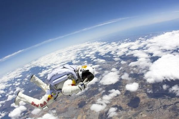 跳伞狂人将挑战世界纪录 3.65万米高空降落 - 神