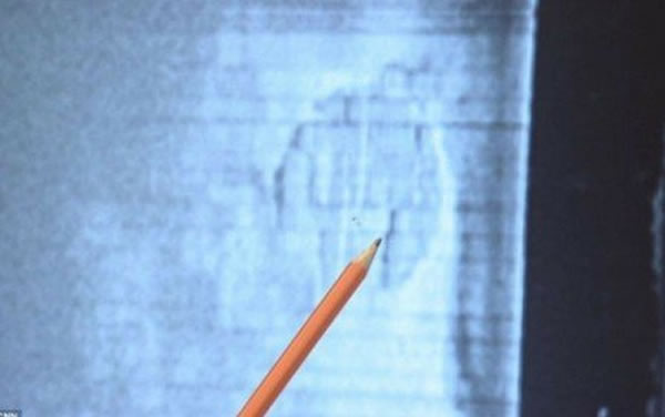 科学家派潜艇到波罗的海海底调查形似飞碟状的