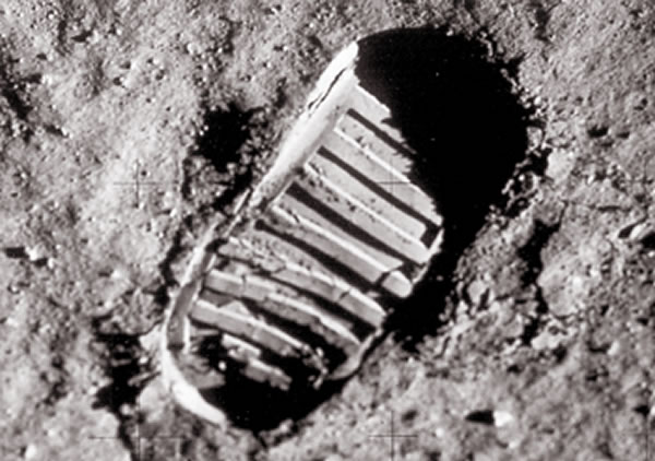 1969年美国宇航员阿姆斯特朗实现人类首次登