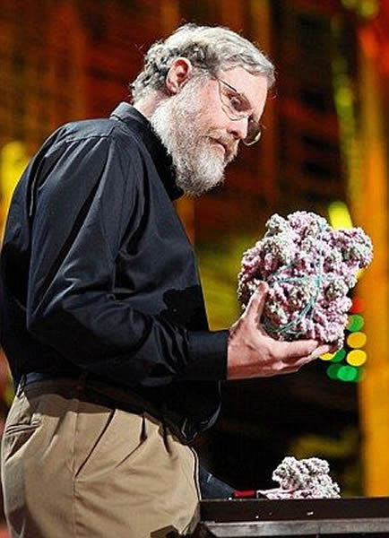 美国哈佛大学医学院的遗传学家乔治-丘奇。他认为自己能够克隆尼安德特人