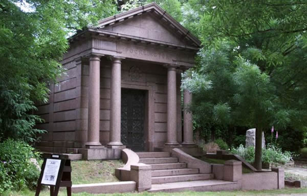 海格特公墓,以及它幽灵般的坟墓和整体结构,与其它伦敦的坟墓一样建造于1836年,主要是为了解决有关如何处理首都城市日益增加的尸体问题。