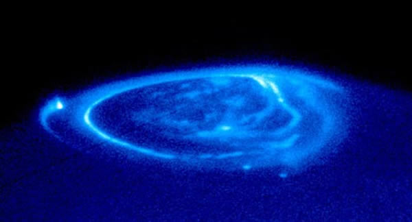 木星北极上空出现的极光