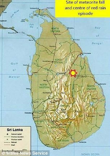 钱德拉-维克拉马辛教授表示,一次壮观的流星雨过后,坠落在斯里兰卡的这些岩石碎片被人发现时仍冒着热气