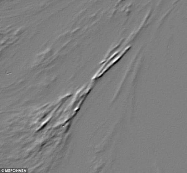 �����֦�ṹ������̫��������ֵ�����������С���ų����ֱ˴˻������󣬴Ӷ����ִų��������