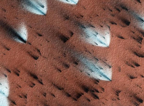 ���ǿ����������ص�HiRISE������㵽�ɱ���ʹ���Ǳ��淢������仯����Ƶ��������ѶԻ��ǽ����������ʱ���ϸ�¹۲졣