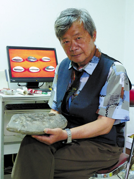 这是胡绍锦最自豪的一件文物“古人类岩画”。