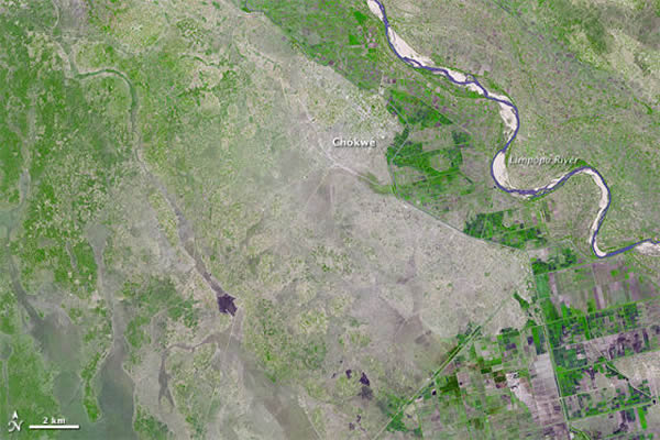 第二幅照片拍摄于2005年2月11日,显示的是正常状态下的林波波河。