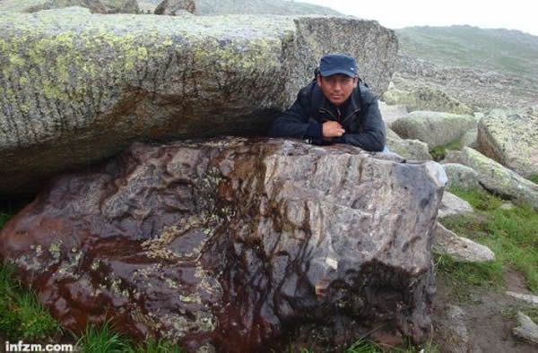 哈萨克族人海拉提和同伴加尔恒历尽艰险确认了陨石的确切地点,但曾有其他陨友抢先上报“第一发现者”。