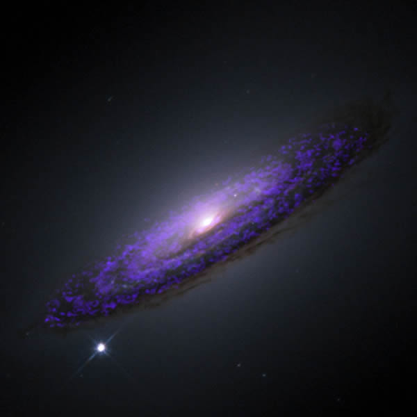 哈勃太空望远镜观测的NGC4526图片