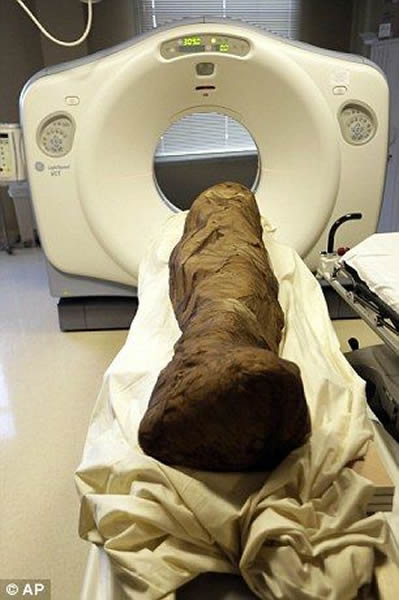 Tjeby���������ϰ�������һ������ϣ�˷�����(Sheikh Farag)����ַ��ʯ��ĹѨ�У�1923�������Ŀǰ���Ƕ�������һ����֪��