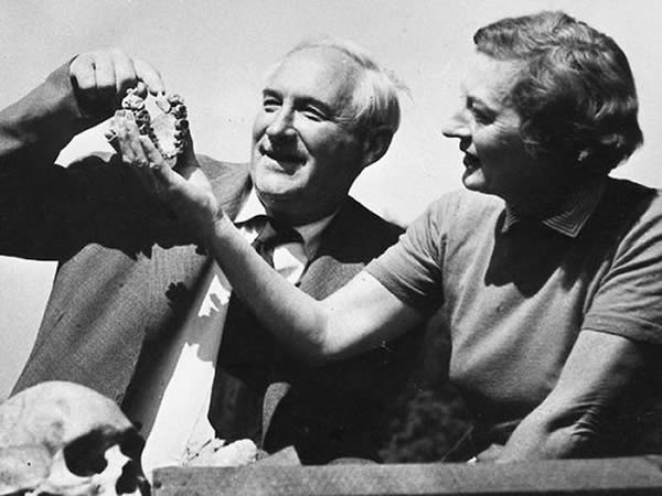 玛丽·利基和路易斯·利基手中的即是“东非人”化石