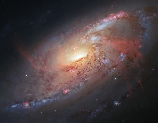 M106星系的精彩酷照,显示了四条旋臂结构,科学家认为其中的两条充满了炙热气体,其行为与中央黑洞存在关联