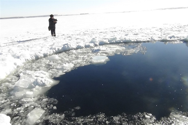 15日,俄罗斯车里雅宾斯克地区,切巴尔库尔湖中出现巨大窟窿,被疑为陨石残骸撞击所致。但16日的下水调查并未发现残骸。