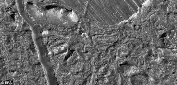 上世纪90年代伽利略探测器近距离拍摄木卫二表面