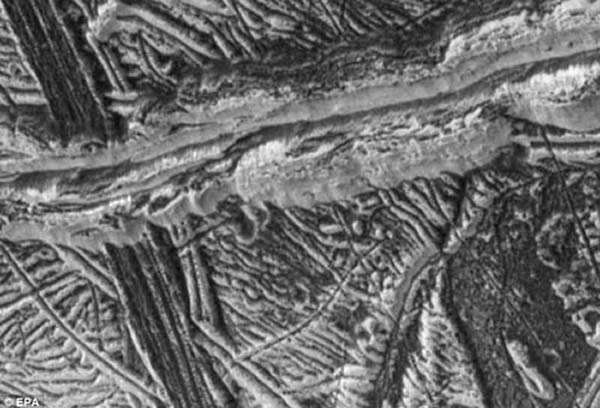 科学家表示,木卫二的海洋、薄冰层和氧化物的存在,表明这里比火星沙漠更适宜生命存在