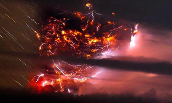 2011年6月5日，智利圣地亚哥南部500英里处的普耶韦火山喷发中出现闪电。目前，研究人员最新研究表示，太平洋海底正在酝酿形成“超级火山”喷发，将导致未来1-2