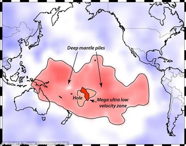 图中显示太平洋海底出现两个以上的大洲面积“岩石堆”出现碰撞的地点