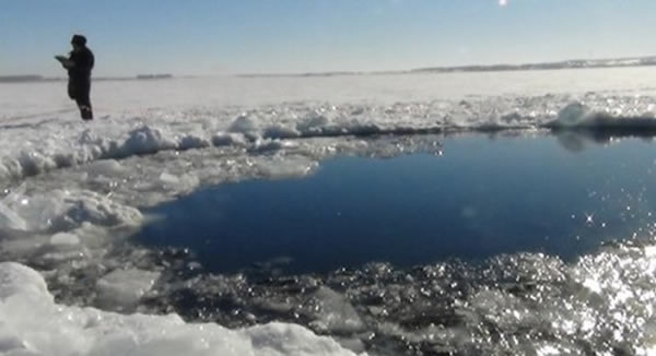 撞击俄罗斯的陨石部分坠入附近的湖泊中