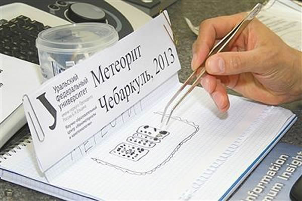 俄科学家找到的这些陨石碎片直径都不超过1厘米,科学家正在对这些陨石碎片进行检测。