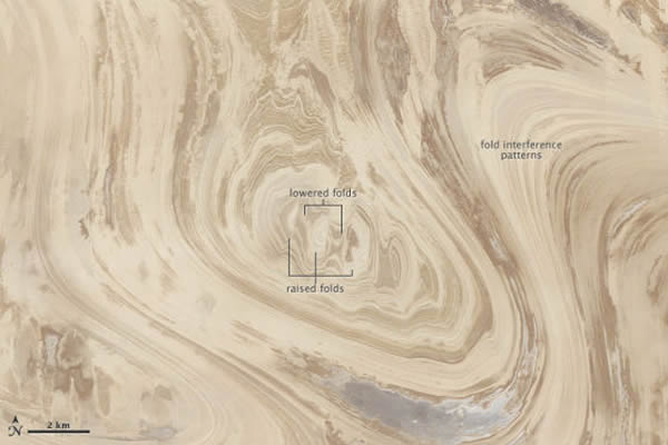 这是特写照片,突出地显示了广域照片中用白色线条框出的地方。