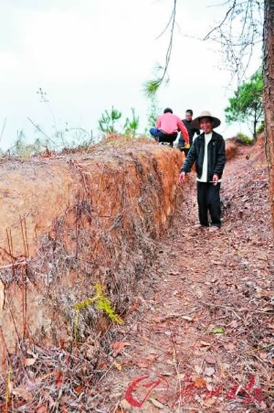 “古战壕”(护寨墙)残垣120米,内墙现高1.5米,墙面宽0.76米,墙垣设有瞭望孔。在“战壕”的北面,还有一个宽1.1米,内高1.5米类似出入口状的“门”。