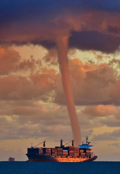 货船在意大利海岸遭遇海上龙卷风 - 神秘的地球