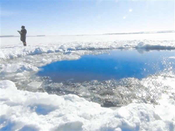 当地时间2月15日,俄罗斯车里雅宾斯克地区,陨石坠入冰冻的切巴尔库尔湖中形成的窟窿。该地区当天遭遇陨石雨“袭击”。