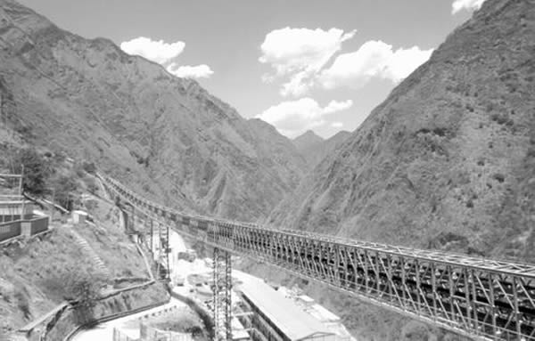 PandaX位于四川省锦屏山。图为移走碎石的输送带。