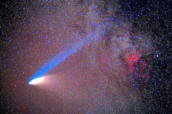 1997年海尔-波普彗星抵达近日点,引发了人们对外星人飞船的猜想,40公里的直径使之被列为大型彗星