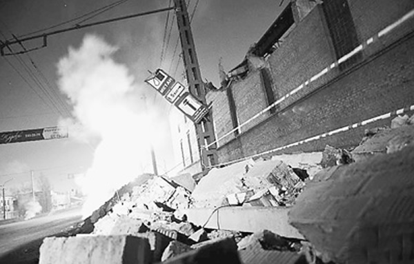 俄罗斯车里雅宾斯克州一座工厂在陨石事件中受损严重