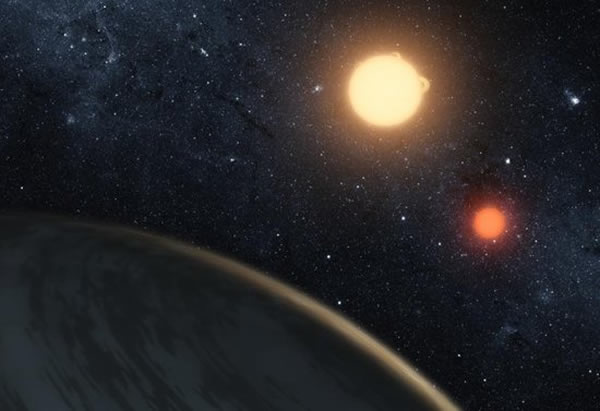 艺术家设想的双星系统中存在系外行星的情景,复杂的引力环境下也可以存在规律运行的系外行星