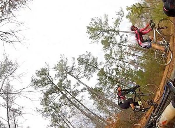 ����ɽ�����г���ѡ�ֱ�С¹ӭͷײ��