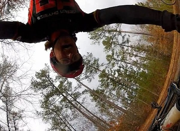 ����ɽ�����г���ѡ�ֱ�С¹ӭͷײ��