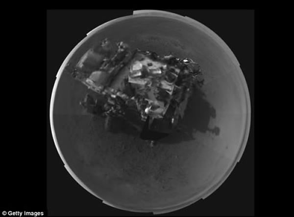 好奇号桅杆上“航行”相机拍摄的毕加索风格自拍照