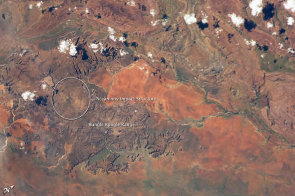 这幅照片拍摄于2013年1月15日,它是宇航员从国际空间站(ISS)上拍下的第一幅陨星坑照片。