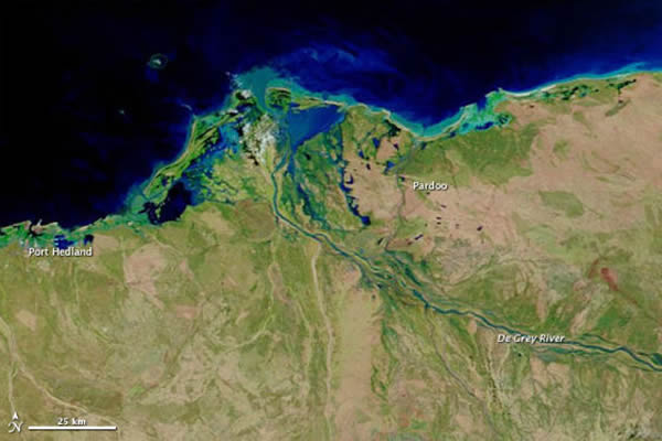 2013年3月4日,NASA的Terra卫星拍下了上面的第一幅照片。从照片中可以看到,德格雷河的水位已经明显升高