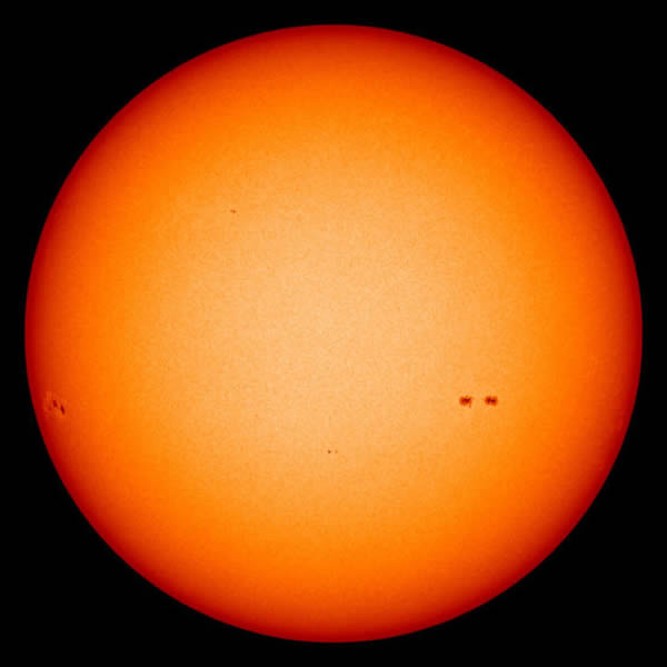 这一天,太阳表面显得很干净,HMI只观察到少量的小黑子