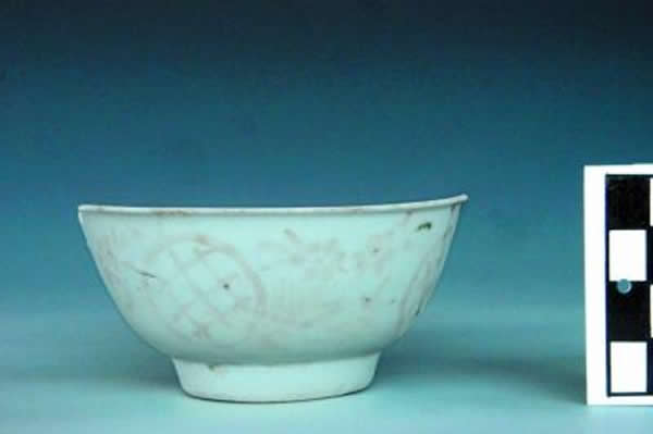 肯尼亚拉穆岛Shela遗址出水的德化五彩碗