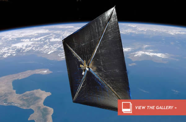 艺术示意图:正在地球轨道上飞行的太阳帆飞船