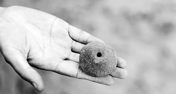 3月7日,中国社科院考古工作者在桥山遗址上发现的一个纺锥。