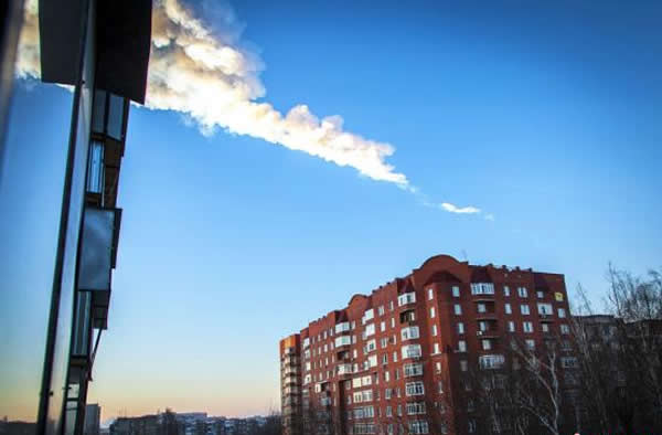 俄罗斯车里亚宾斯克州2月15日降下陨石雨,造成逾百人受伤,图为陨石划过留下的痕迹。