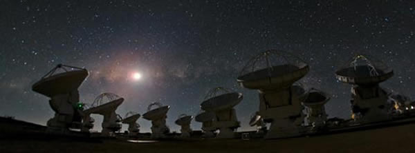 阿塔卡马大型毫米/亚毫米阵列(ALMA)望远镜正在凝视夜空