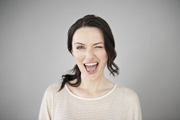 “20-20-20-20”法:每使用电脑20分钟,让视线远离屏幕20秒,同时注视着20英尺(6米)外的景物眨眼20次