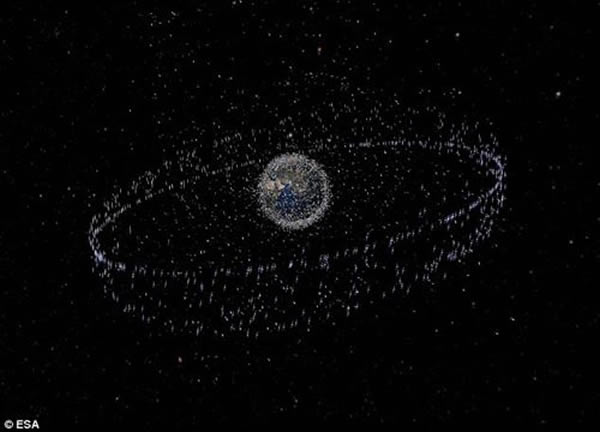 大约有70%的太空垃圾在低地球轨道,向外延伸至1250英里的距离。